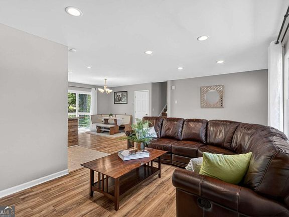 4th image of 2380 Greenway Dr