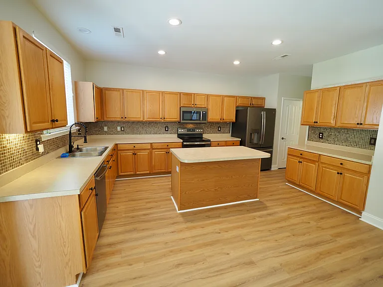 27 Border Ave — Photo 9