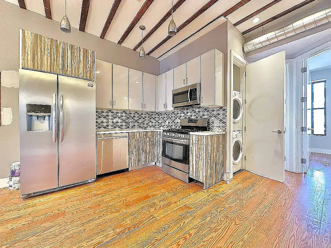 Building Photo - 1170 Halsey St #11