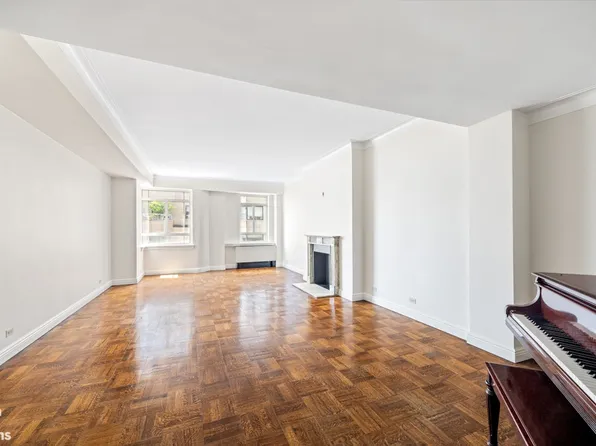 870 5th Avenue 15E image 2 of 18