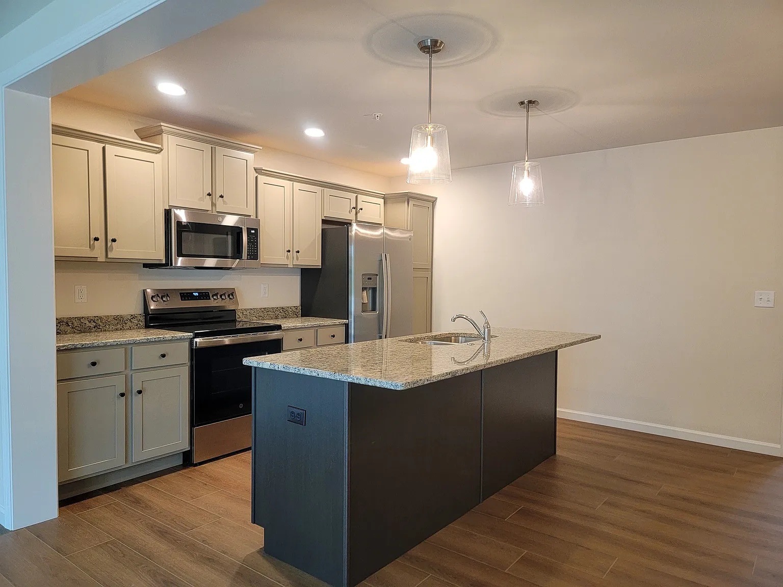 3 bed, 2.5 bath, 1699 sqft, $1,995 — Photo 4