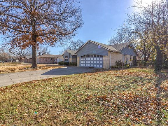 3rd image of 1121 W Chambers Ct