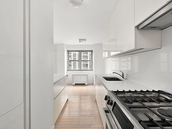 3rd image of 100 W 93rd St APT 15B