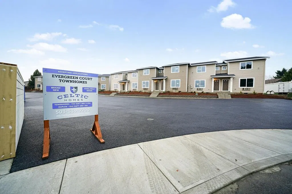 352 NE Evergreen Ct, Unit #11 — Photo 4