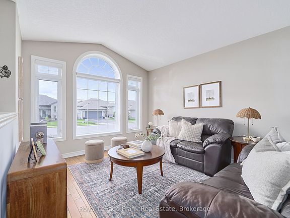 3rd image of 11 Fox Den Dr