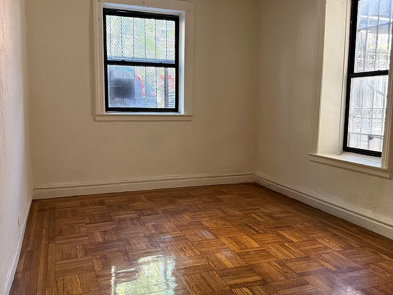 Carpenter Ave — Photo 2