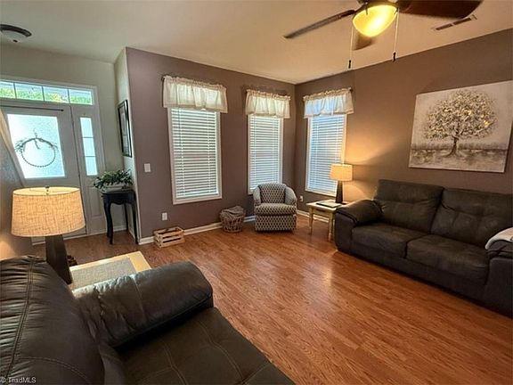 5th image of 105 Avalon St