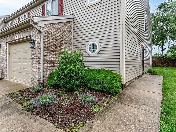 3rd image of 627 E Bayberry Ct W