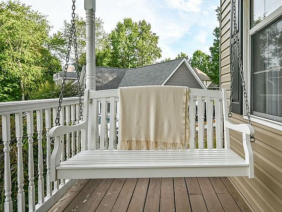 5th image of 212 Ashlin Woods Dr NE