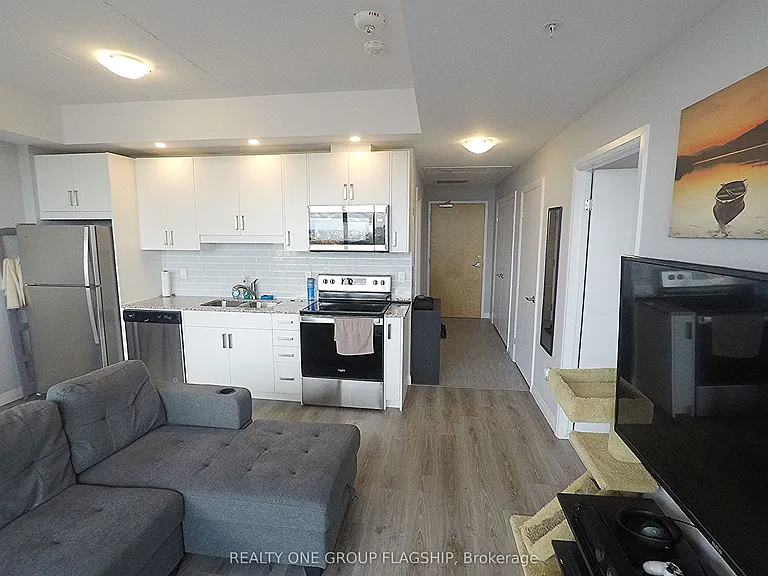 60 Charles St W — Photo 7