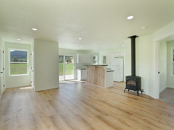 5th image of 127 Emma Ln