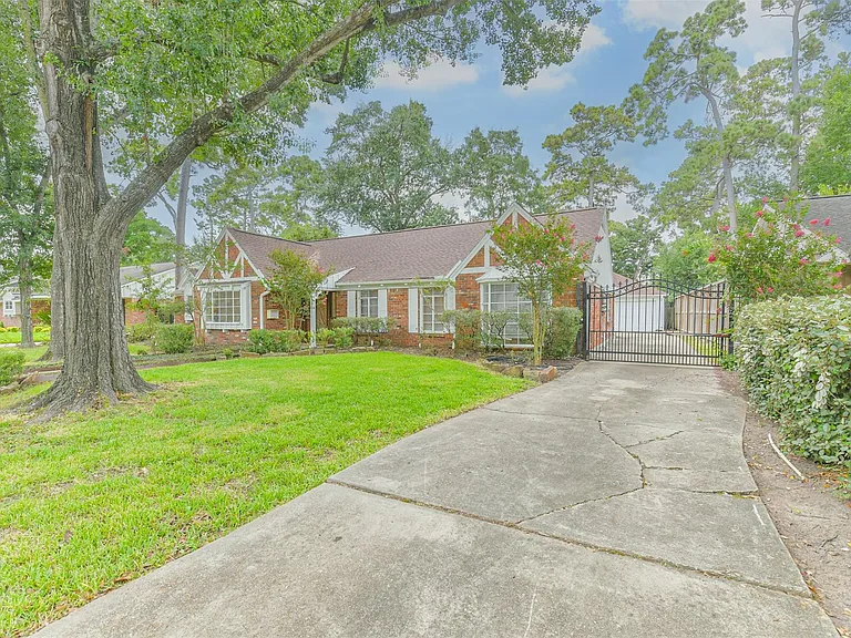 12223 Old Oaks Dr — Photo 2