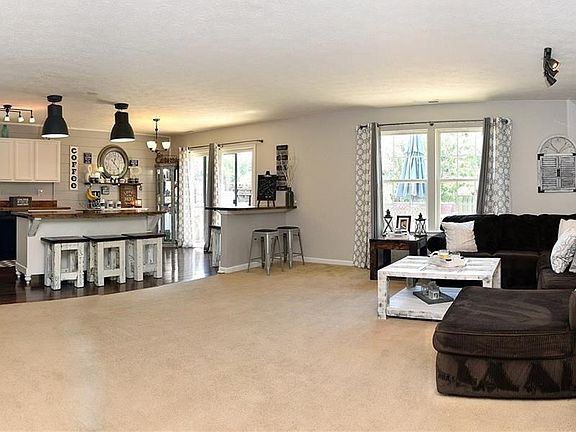 5th image of 545 Hollow Pear Dr