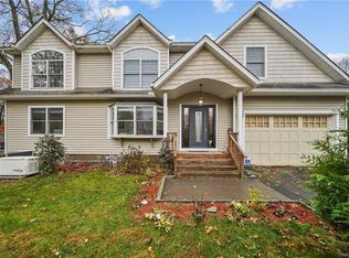 17 Lillian Dr, Chestnut Ridge, NY 10977