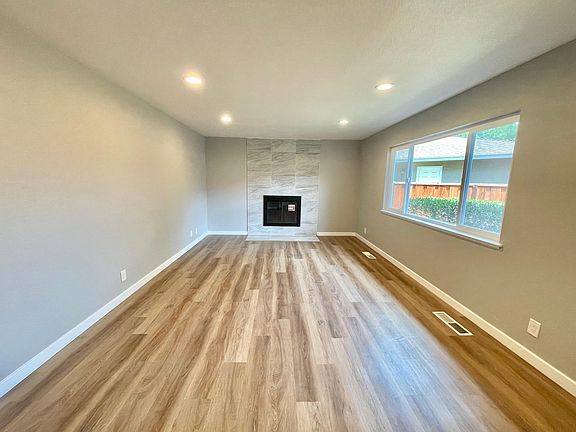 5th image of 2120 Surrey Pl