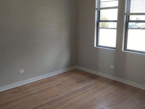 4th image of 5456 N Sawyer Ave #2