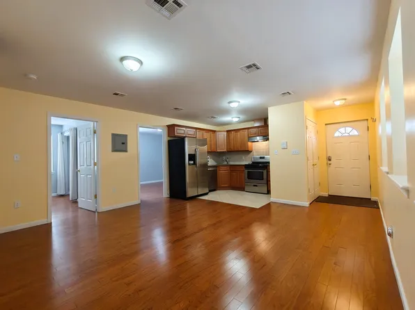 2 Rose Ct, Bayonne, NJ 07002