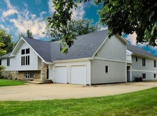 7N140 Nancy Ln, St Charles, IL 60175