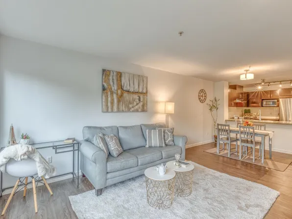 3132 Dayanee Springs Blvd #316, Coquitlam, BC V3E 0B5