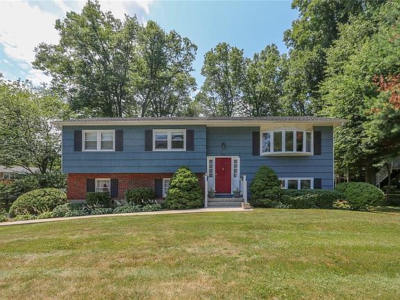 3rd image of 11 Hearth Ct