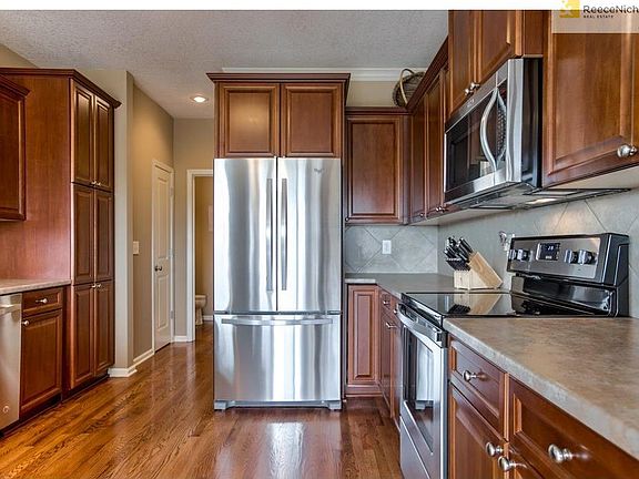 4th image of 16193 Linden St