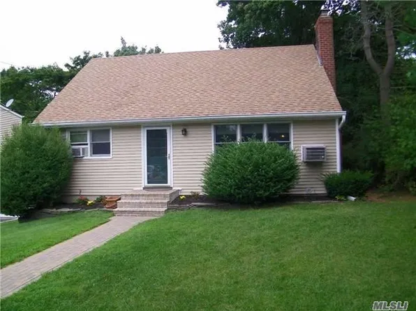 69 Railroad St, Greenlawn, NY 11740