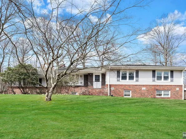 15 Rocky Hill Rd, Upper Saddle River, NJ 07458