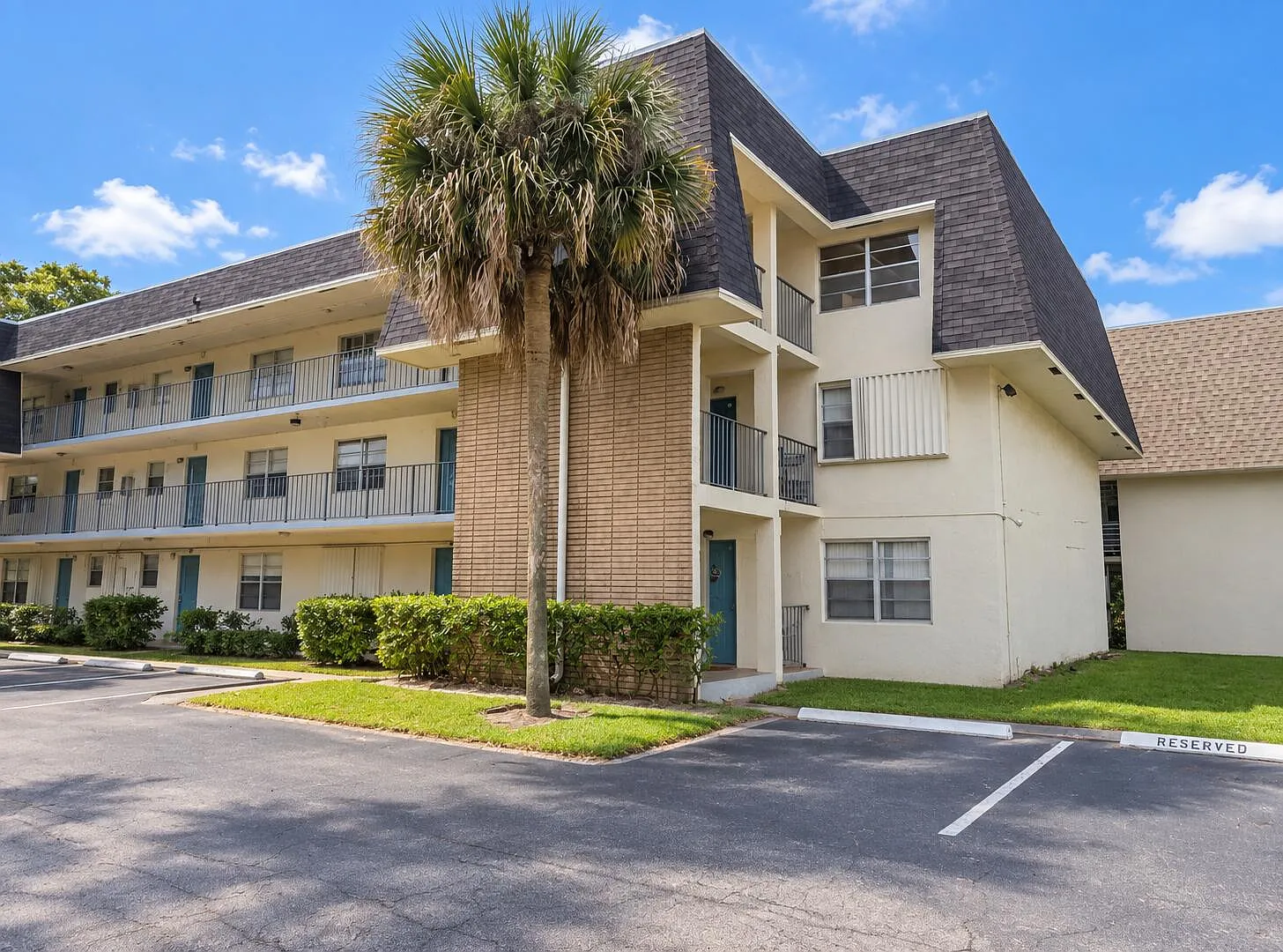 2 bed, 2.0 bath, 960 sqft, $1,975 — Photo 2