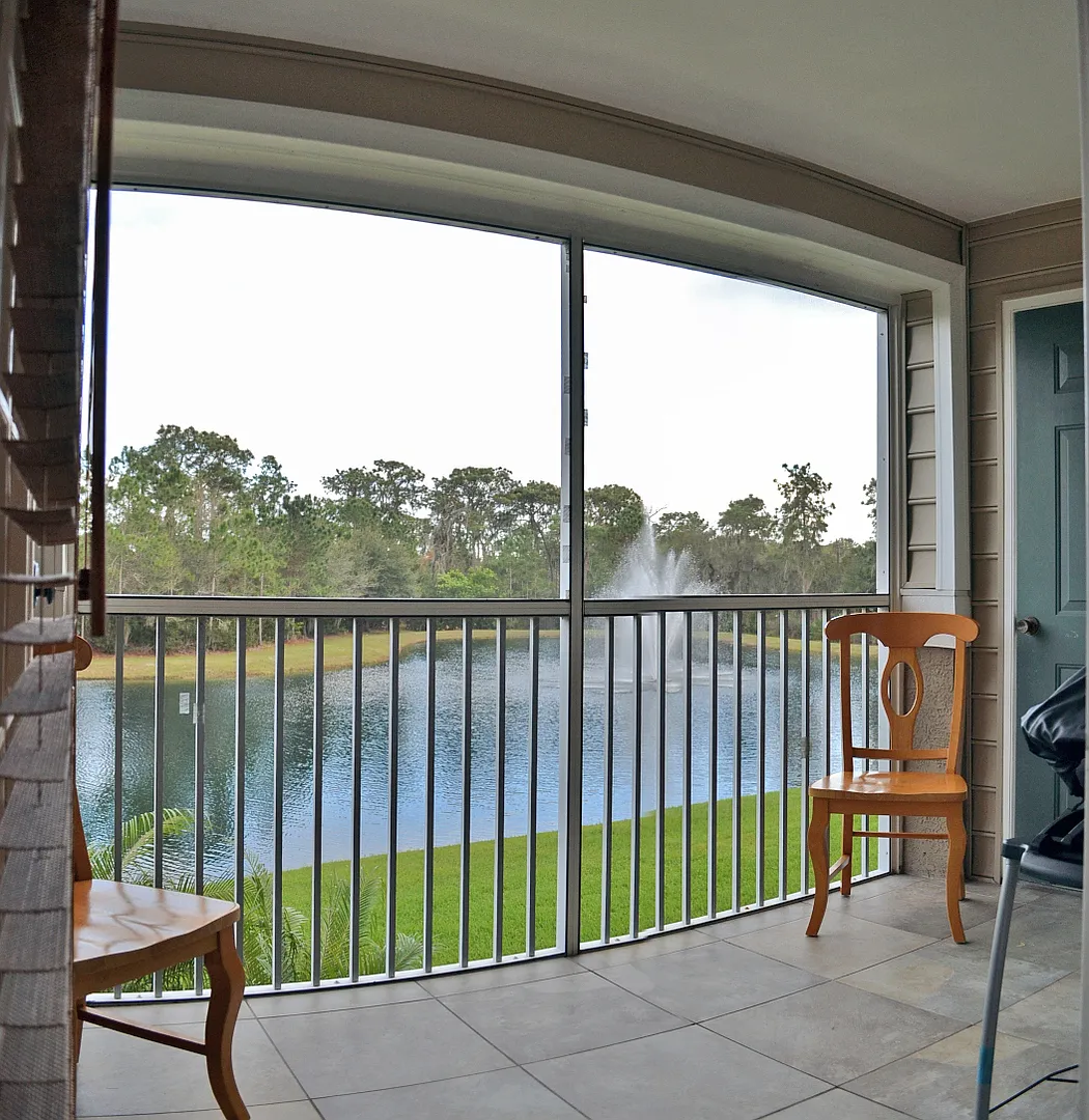 Luxury 2 bedroom 2 bathroom condo with lake views in Lakewood Ranch — Photo 3