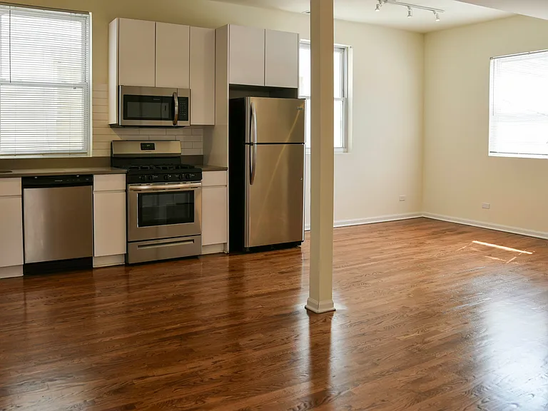 2438 N Ashland Ave #2R — Photo 2
