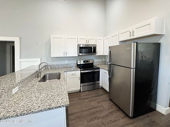5th image of 2745 Gilmore St