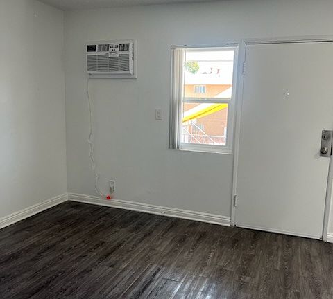 Apt. 5
Front Entrance