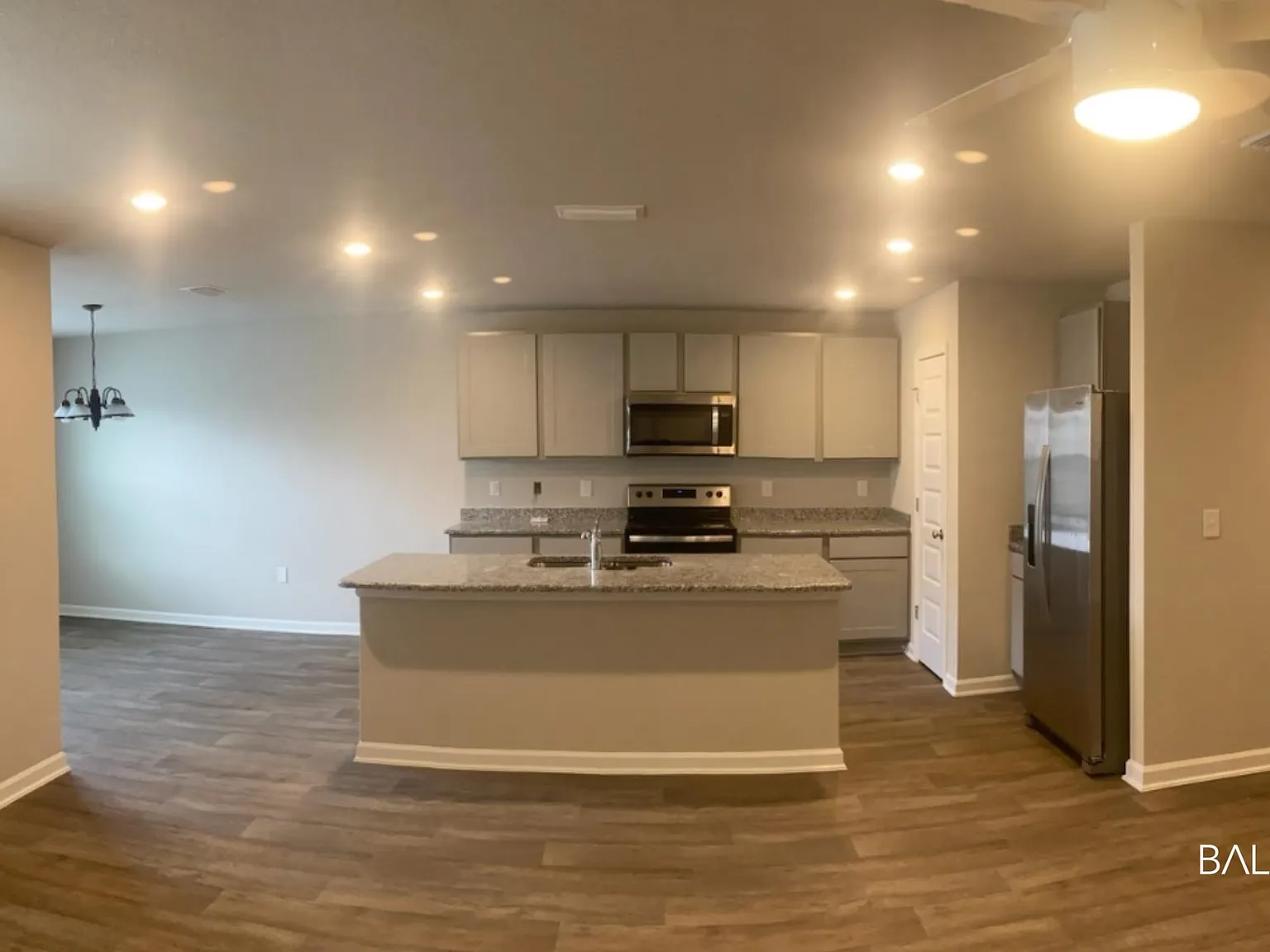 4 bed, 2.0 bath, 1915 sqft, $2,400 — Photo 2