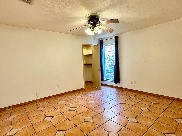 MIDDLE BEDROOM