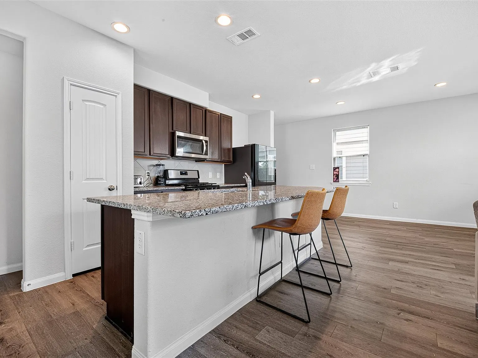 3 bed, 2.5 bath, 1734 sqft, $2,300 — Photo 2