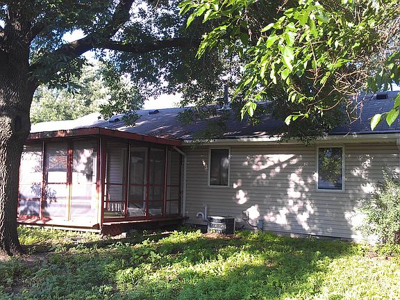 Fenced Back Yard w/ Screen P