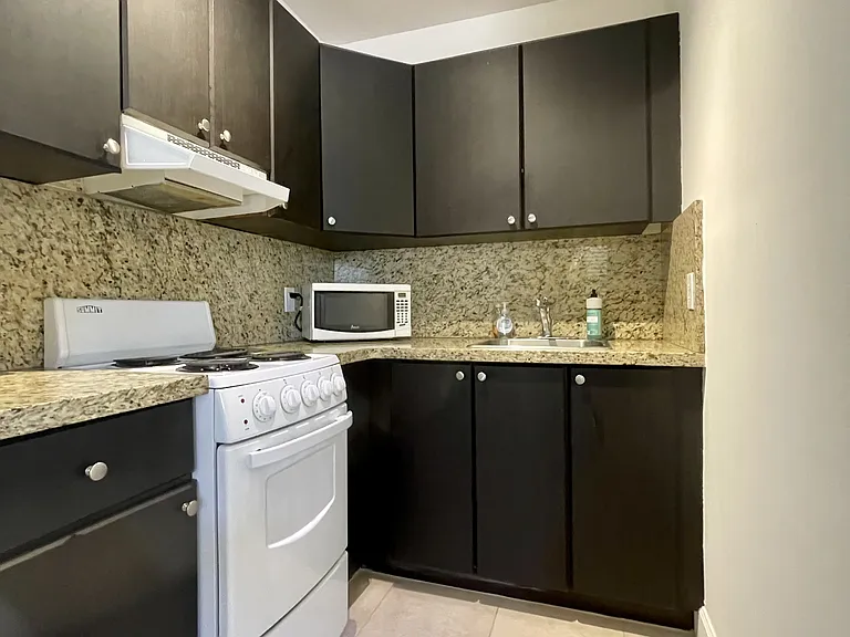 335 Georgia St #8 — Photo 11