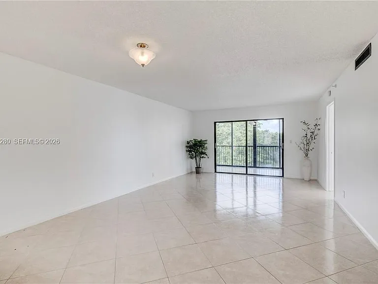 2205 S Cypress Bend Dr #508 — Photo 2