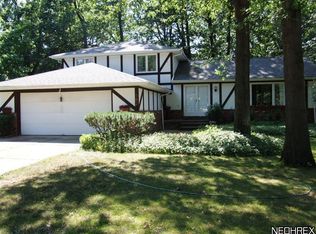 582 Sturbridge Dr, Highland Heights, OH 44143