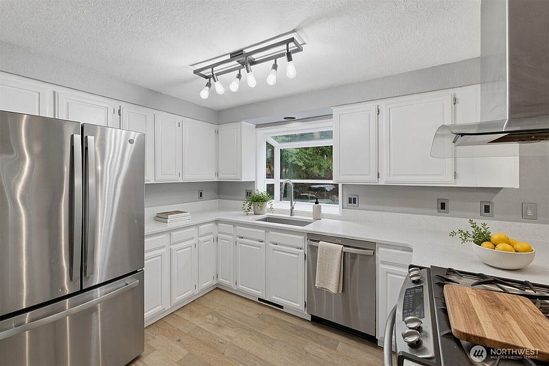 5th image of 528 Seahawk Street SE