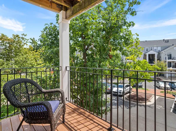 5070 Donovan Dr, Alexandria, VA 22304