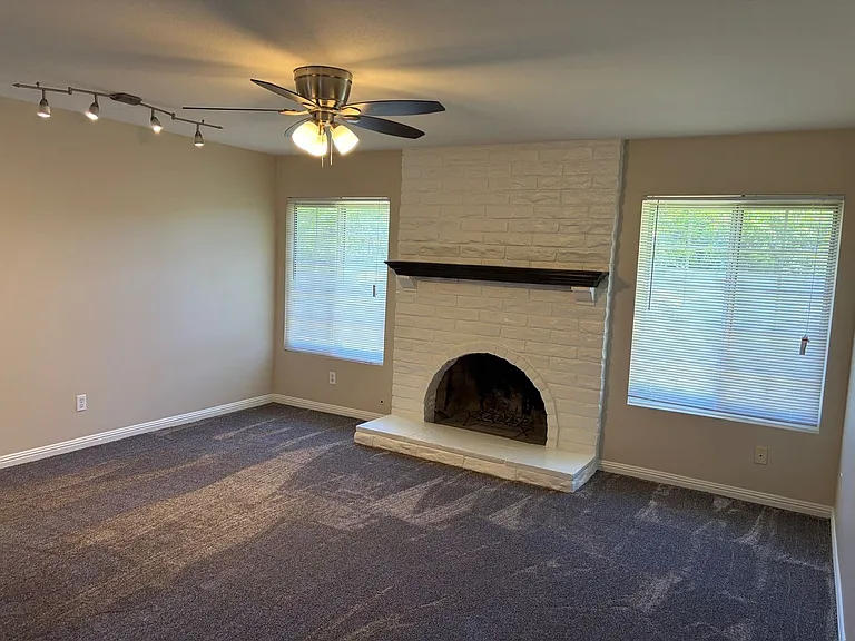 912 Purdue St — Photo 6