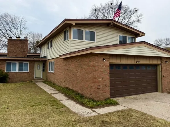 910 Elizabeth Ct, Mount Pleasant, MI 48858