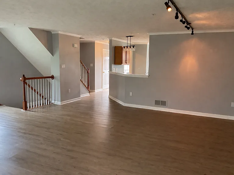 1049 Royal Dr — Photo 8