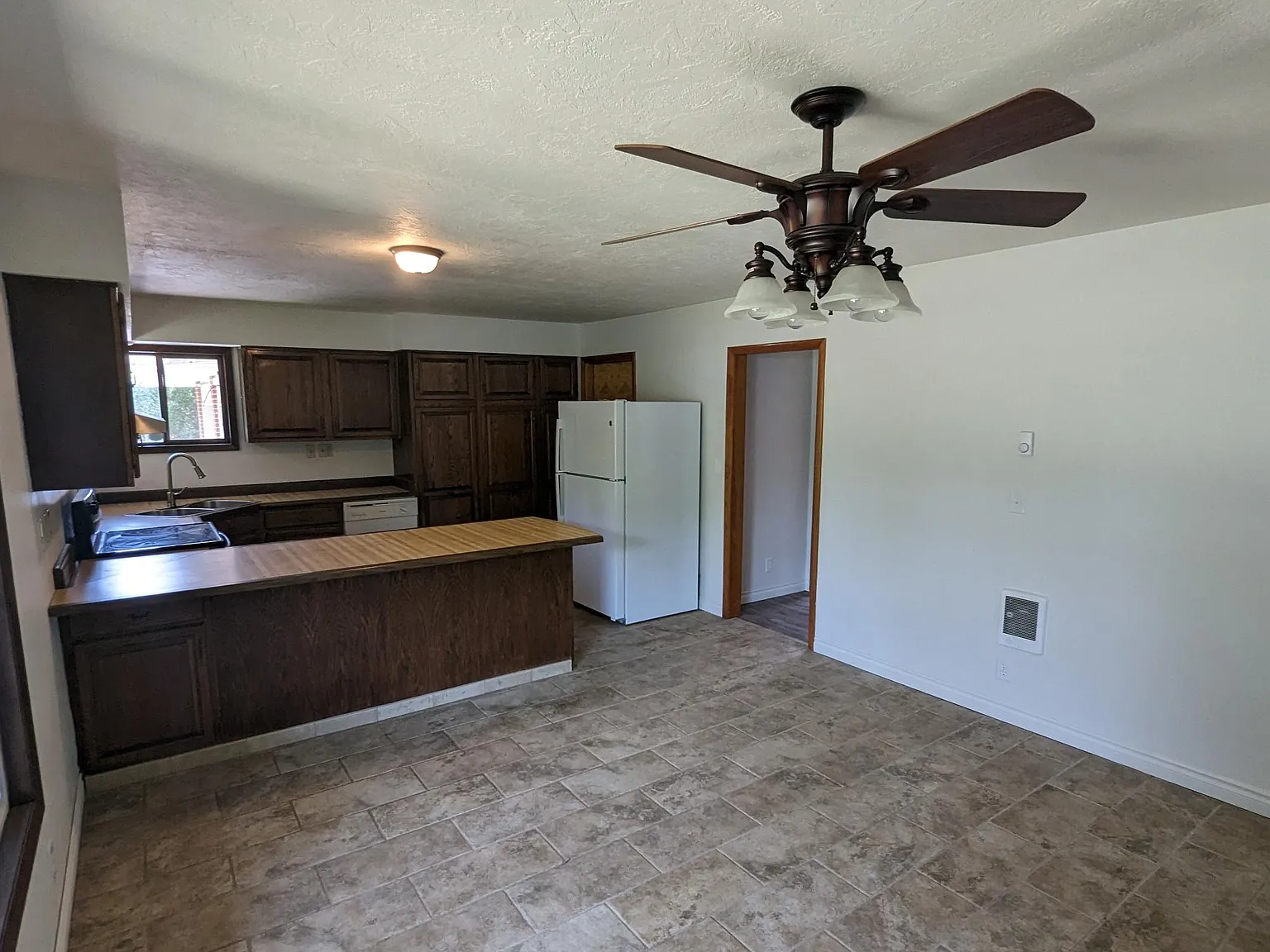 3 bed, 1856 sqft, $2,750 — Photo 3