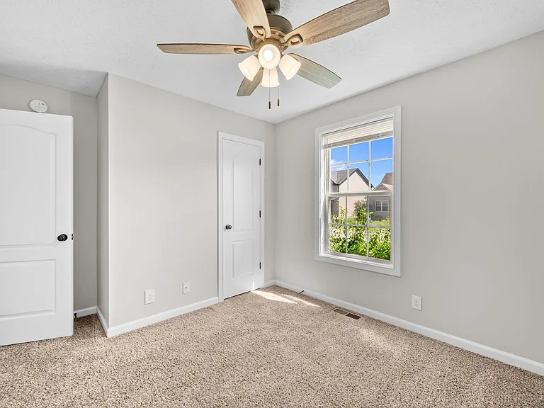 552 Falkland Cir — Photo 18