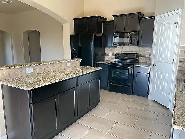 4 bed, 2.0 bath, 1813 sqft, $1,800 — Photo 3