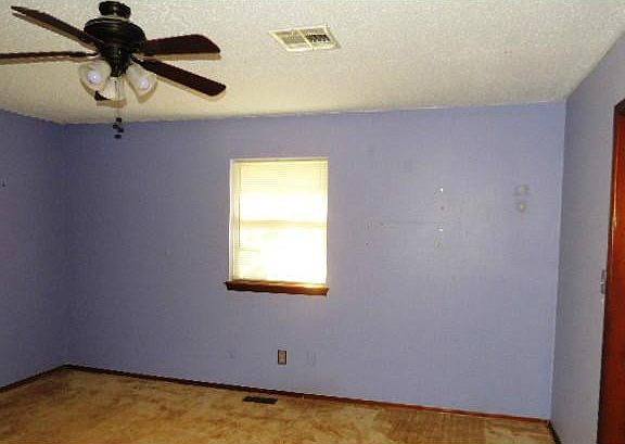 4th image of 10 Donna Ln