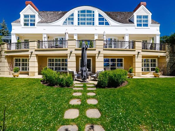 3050 N Signal Hill Dr SW, Calgary, AB T3H 2X7