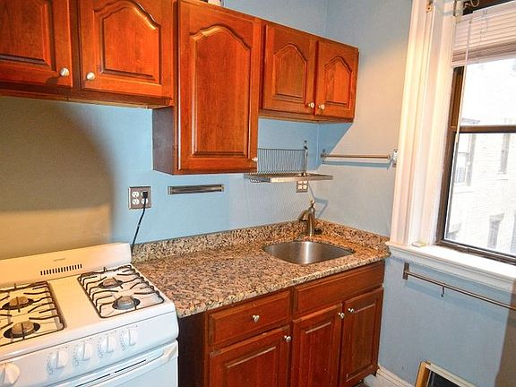5th image of 15 Park Dr APT 5